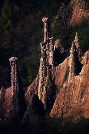 Roccia. Piramidi d'erosione in Trentino-Alto Adige.De Agostini Picture Library / A. Vergani
