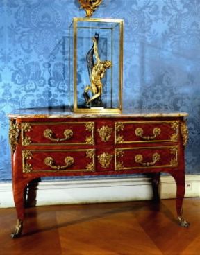 AndrÃ©-Charles Boulle . Cassettone attribuito all'ebanista francese, realizzato con la tecnica d'intarsio (sec. XVIII; Parigi, Louvre).De Agostini Picture Library/A. Dagli Orti