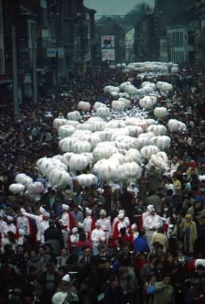 Belgio. Un momento del carnevale vallone di Binche.De Agostini Picture Library/C. Sappa