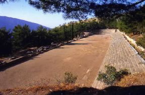 Delfi . Lo stadio con la pista lunga 178 m.De Agostini Picture Library/G. Dagli Orti