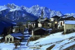 Engadina. Una veduta di Guarda, nella Bassa Engadina.De Agostini Picture Library/G. Roli