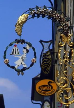 Insegna di un pasticcere a Lucerna.De Agostini Picture Library/A. Vergani