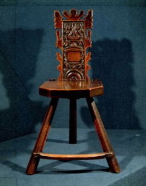 Intaglio . Sedia italiana a tre gambe con schienale intagliato (sec. XV-XVI).De Agostini Picture Library/A. Dagli Orti