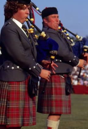 Kilt indossato da suonatori di cornamusa scozzesi.De Agostini Picture Library/G. P. Cavallero