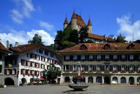 Svizzera. La piazza del municipio a Thun, nel Cantone di Berna.De Agostini Picture Library/S. Prato