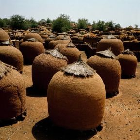 Niger. Granai in un'oasi.De Agostini Picture Library / N. Cirani