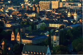Coblenza. Le costruzioni piÃ¹ recenti, sullo sfondo, hanno seguito il tracciato viario ortogonale dell'originario centro romano.De Agostini Picture Library/G. SioÃ«n