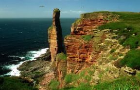 Costa dell'isola Hoy ( arcipelago delle Orcadi); veduta dell'Old Man of Hoy, camino alto 137 metri.De Agostini Picture Library/G. Wright
