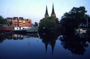 Delft . Veduta del canale della Schie con la Porta dell'Est (Oost poort).De Agostini Picture Library/G. SioÃ«n