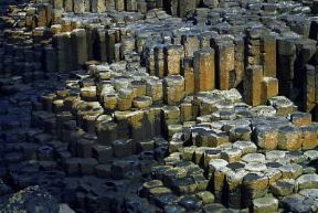 Geologia. Formazioni basaltiche poligonali di origine vulcanica a Bushmills, in Irlanda del Nord.De Agostini Picture Library/N. Cirani