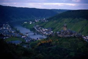Renania-Palatinato. Un tratto della Mosella presso Cochem.De Agostini Picture Library/G. SioÃ«n