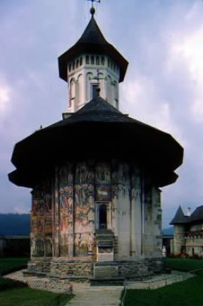 Romania. La chiesa di Vatra Moldovitii.De Agostini Picture Library / C. Sappa