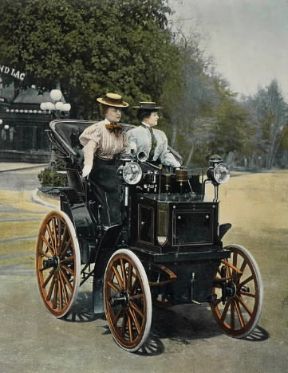 Automobile. Phaeton a pertolio tipo 1896 di Panard e Levassor (Parigi, Biblioteque des Arts DÃ©coratifs).De Agostini Picture Library/G. Dagli Orti