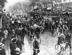 Automobilsmo. Arrivo dell'Itala di fronte alla redazione del quotidiano Le Matin a Parigi.De Agostini Picture Library