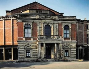 Bayreuth. Veduta della facciata del Festspielhaus, costruito nel 1872-73 dall'architetto G. Semper.