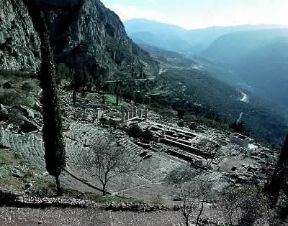 Delfi . Il teatro e il santuario di Apollo.De Agostini Picture Library/G. Nimatallah