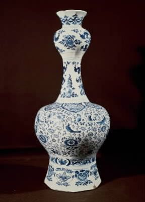 Delft . Bottiglia in maiolica di Delft del sec. XVIII (SÃ¨vres, MusÃ©e National de CÃ©ramique).De Agostini Picture Library/M. Seemuller