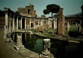 Roma. Il ninfeo dell'isola, detto Teatro Marittimo, a Villa Adriana presso Tivoli.De Agostini Picture Library / G. Nimatallah