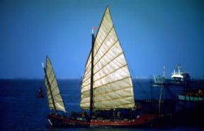 Shanghai . Giunche sul fiume Hwangpu.De Agostini Picture Library/M. Bertinetti