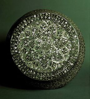 Thailandia. Scatola in legno con intarsi di madreperla della scuola di Bangkok.De Agostini Picture Library/G. Nimatallah