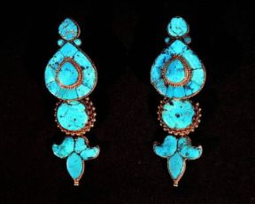Tibet. Orecchini in turchese e oro (Parigi, MusÃ©e Guimet).De Agostini Picture Library/G. Dagli Orti