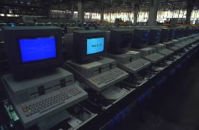 Adriano Olivetti . Collaudo di personal computer M 20 nello stabilimento di Scarmagno (Ivrea). De Agostini Picture Library/C. Pozzoni