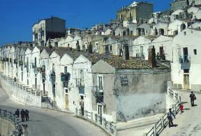 Monte Sant'Angelo. Le caratteristiche casette a schiera del rione 