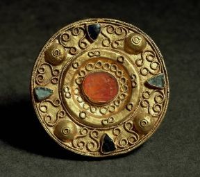 Oreficeria . Fibula longobarda a disco, proveniente da Castel Trosino (sec. VI-VII; Roma, Museo dell'Alto Medioevo).De Agostini Picture Library/A. De Gregorio