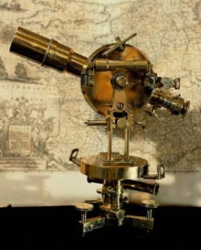 Teodolite utilizzato per rilevare la geografia marina, fabbricato da Brosset (Parigi, Collezione Antiquaria di Marina).De Agostini Picture Library/G. Dagli Orti