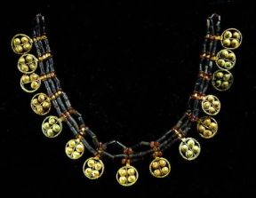 Ur. Una collana in cornalina, lapislazzuli e oro (Baghdad, Iraq Museum).De Agostini Picture Library/A. De gregorio