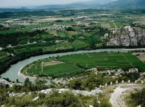 Veneto. Un tratto dell'Adige presso Rivoli Veronese.De Agostini Picture Library/M. Pedone