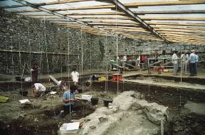 Archeologia. Scavi archeologici del villaggio neolitico rinvenuto nel castello di Breno in Valcamonica.De Agostini Picture Library/C. Pozzoni