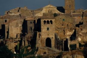 Bagnoregio. Veduta del borgo medievale di Civita.De Agostini Picture Library / G. Berengo Gardin