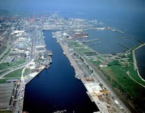 Elba . Impianti portuali sulla sponda sinistra dell'estuario dell'Elba a Cuxhaven.De Agostini Picture Library/Pubbliaerfoto