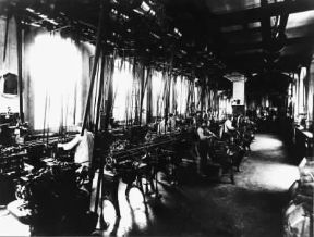 Industria . Interno dell'officina Olivetti nei primi anni del Novecento.De Agostini Picture Library