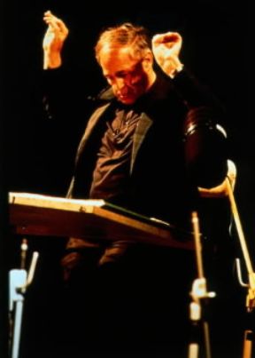 Pierre Boulez mentre dirige.Centre Culturel FranÃ§ais/Milano