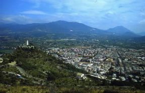Cassino. Veduta panoramica dell'abitato con lo sperone roccioso su cui sorgono le rovine della rocca lanula, edificata alla fine del sec. X.De Agostini Picture Library/A. De Gregorio