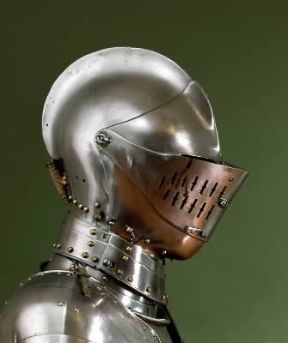 Celata di un'armatura del sec. XVI conservata nel castello di Ambras presso Innsbruck.De Agostini Picture Library/G. Nimatallah