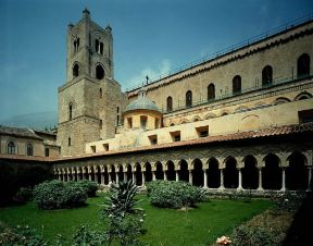 Italia . Veduta del chiostro di impronta araba della basilica di Monreale.De Agostini Picture Library/A. Dagli Orti