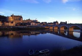 Loira. Sullo sfondo il castello di Amboise, una delle corti dei re di Francia tra la metÃ  del Quattrocento e la metÃ  del Cinquecento.De Agostini Picture Library/C. Sappa