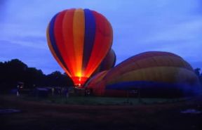 Pallone . Palloni durante la fase di gonfiaggio precedente all'ascensione.De Agostini Picture Library/F. Galardi