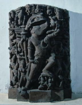 Visnu. L'incarnazione del dio in un cinghiale in un rilievo proveniente da Khajuraho (Calcutta, Indian Museum).De Agostini Picture Library/G. Nimatallah