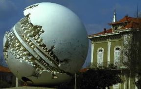 Arnaldo Pomodoro. Scultura all'aperto nella cittÃ  di Pesaro.De Agostini Picture Library/G. Berengo Gardin