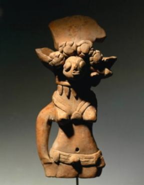 Indo. Statuetta in terracotta dipinta in rosso con acconciatura di fiori, collari e cintura, da Harappa (Karachi, Exploration Branch).De Agostini Picture Library/A. Dagli Orti
