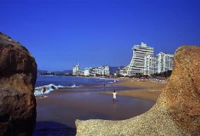 Messico. Scorcio della spiaggia di Acapulco, importante centro turistico del Paese.De Agostini Picture Library/S. Gutierrez