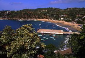 Messico. Veduta di Puerto Angel, nella parte meridionale del Paese dove lo sviluppo urbano Ã¨ piuttosto scarso.De Agostini Picture Library:M. Nascimento