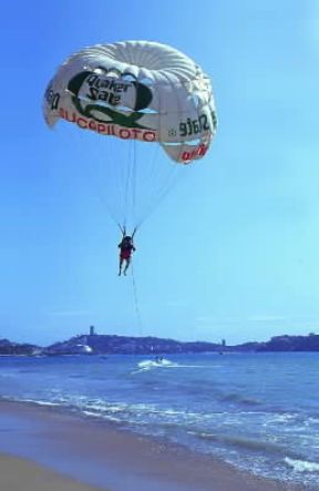 Paracadutista in fase di atteraggio.De Agostini Picture Library/S. Gutierrez