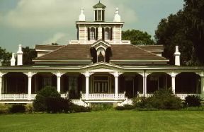 Architettura coloniale. Vasto portico sulla facciata di una residenza di piantagione in Louisiana.De Agostini Picture Library / G. Wright