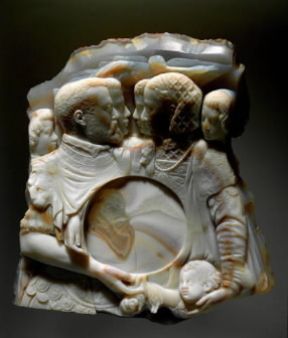 Onice . Cammeo in onice di Giovanni Antonio de Rossi raffigurante Cosimo I de' Medici e la sua famiglia (sec. XVI; Firenze, Museo degli Argenti).De Agostini Picture Library/A. Dagli Orti