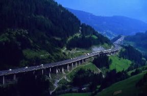 Passo del Brennero . Un tratto dell'autostrada che collega la valle dell'Isarco con quella del Sill.De Agostini Picture Library/M. Pedone